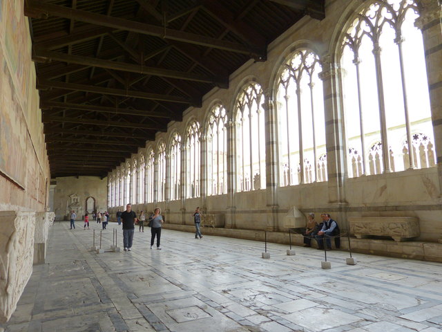 Der Camposanto Monumentale (deutsch: monumentaler Friedhof) ist eine Friedhofsanlage in Pisa. Die gotische Fassade mit Marmorblendarkaden wirkt wie eine Kulisse.
