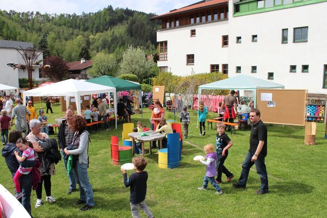 jede Menge los und viele Besucher beim KinderKunstTag auf der VKW - VölserKunstWiese