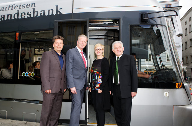 Landesrat Reinhold Entholzer, Familienminister Reinhold Mitterlehner, Bildungslandesrätin Doris Hummer und Landeshauptmann Josef Pühringer (v. l.). | Foto: Land OÖ/Binder