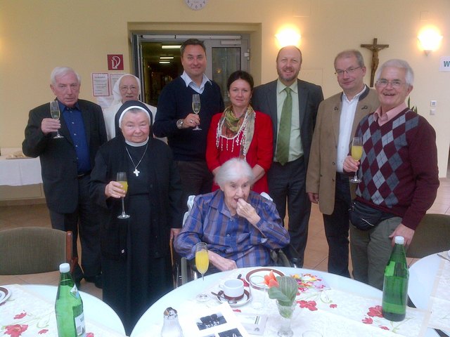 Theresia Liebhart freute sich über die kleine Feier zu ihrem 100. Geburtstag mit Ihrem Sohn (ganz rechts), Pater Martin, Oberin Beatrix, Mitarbeiters des Heimes. Bgm. Michael Cech und Vizebürgermeister Franz Gruber