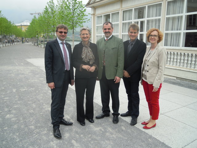 Bürgermeister Hannes Heide, Ministerin Claudia Schmied, Vizebürgermeister Sepp Reisenbichler, Stadtrat Thomas Loidl und Stadträtin Heidemaria Stögner.