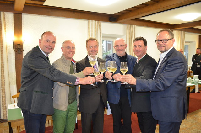v.l.n.r. Mostfest-Organisator Gerald Salzner, Stiftspfarrer Harald Ehrl, Bürgermeister Robert Zeitlinger, Probst Johannes Holzinger, Szene Wirt Rudi Koppler, OÖ Versicherung GD „Ferdl“ Stockinger – Foto Lehmann, Abdruck honorarfrei.
