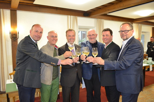 v.l.n.r.  Mostfest-Organisator Gerald Salzner, Stiftspfarrer Harald Ehrl, Bürgermeister Robert Zeitlinger, Probst Johannes Holzinger, Szene Wirt Rudi Koppler, OÖ Versicherung GD „Ferdl“ Stockinger – Foto Lehmann, Abdruck honorarfrei.