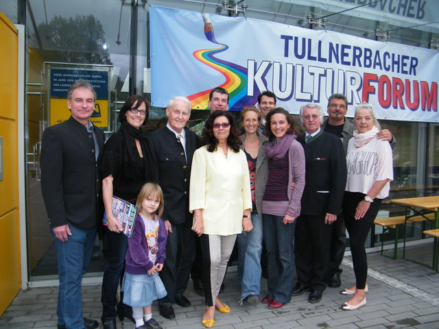 vlnr: VzBgm. Christian Schwarz, Astrid Wessely, VzBgm. Johann Baumgartner, Gerda Hillebrand,
Dieter Halama, Clio Hollborn, GGR Wolfgang Braumandl, Melanie Laibl, Bgm. Johann Novomestsky,
Georg Ragyoczy und Christine Fötsch