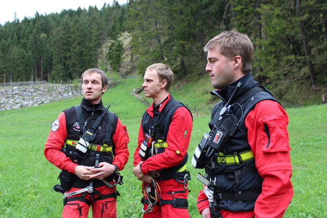 v.l.: Elmar Flatz, Daniel Moosbrugger und Notarzt Christian Nußbickel