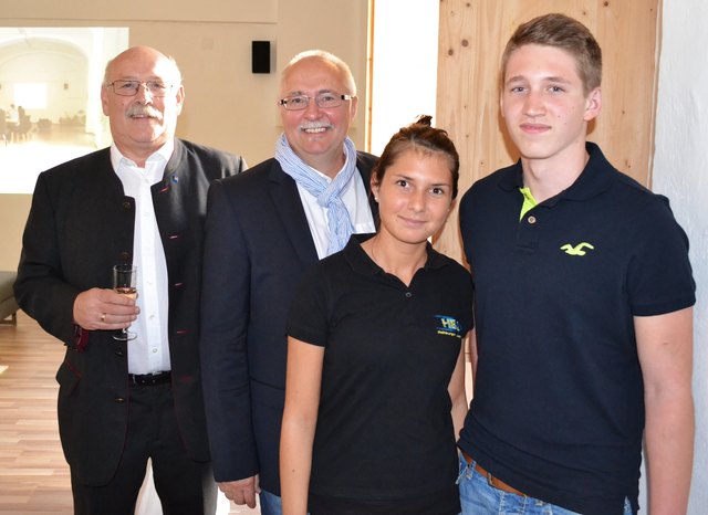 Die beiden Vizebürgermeister Josef Zeitelhofer und Raimund Holcik mit Cäthe Zangl und Lukas Bergmann von der Hainburger Jugend.