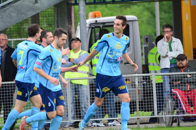 Michael Steiner nahm die Glückwünsche der Kollegen nach der 1:0 Führung entgegen. | Foto: KK