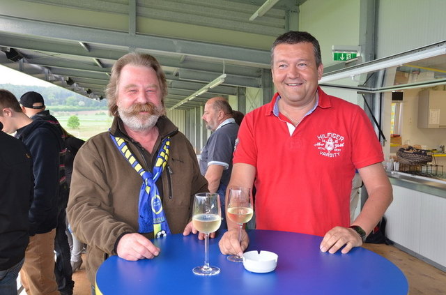 Da lachte das Fußballerherz auch beim Kaiser Franz (l.), Obmann Bernhard Loidl assistierte dabei perfekt. | Foto: KK