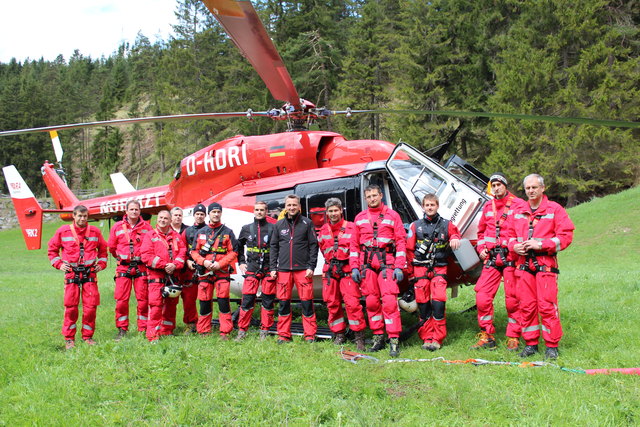 RK2 Crew und die Flughelfer vom Flugdienst der FF-Reutte