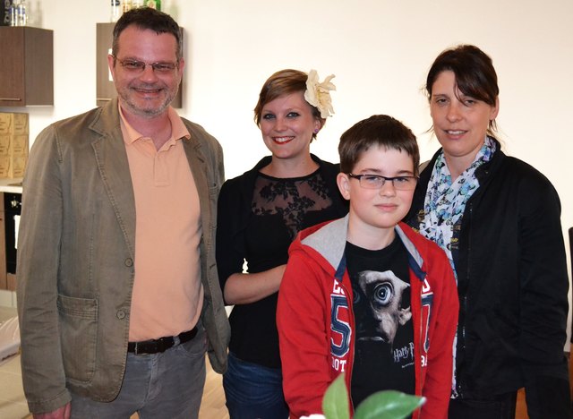 Auch Gemeinderat Helmut Schmid mit Gattin Daniela (rechts) und Sohn Tim, sowie Rosi Schefer traf man bei der Jugendzentrum-Eröffnung.