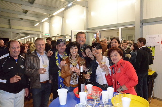 Obmann Bernhard Loidl hatte an diesem schönen Fußballabend mit "seinen" Damen viel Grund zum feiern. | Foto: KK