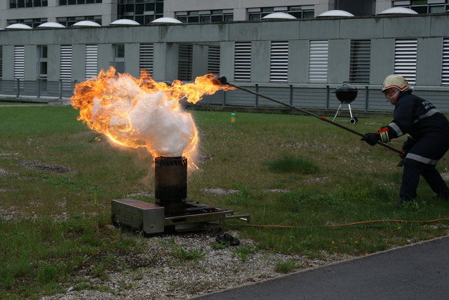 So schnell kann´s passieren: Betriebsfeuewehr NÖ Landhaus demonstriert möglichen Unfall beim Grillen durch Einsatz falsche Löschmittel. | Foto: Privat
