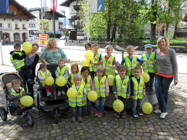Die Mädchen und Buben der Kirchdorfer Glückskäfergruppe und ihre Betreuerinnen sorgten am „Tag der Sonne“ mit ihren gelben Luftballons für Aufsehen