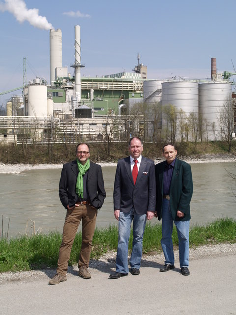 Vogl, Stangassinger und Feurstein vor der Fa. Schweighofer Fiber. | Foto: Privat