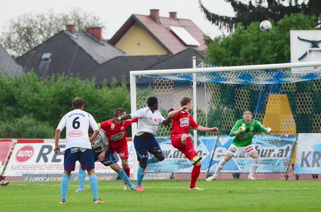 Tsoumous Kopfball fischte Stankovic (hinten) aus der Kreuzecke. | Foto: KK