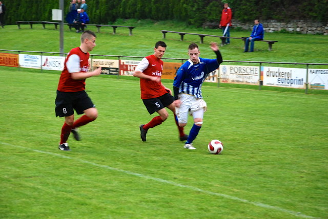 Badersdorf-Angreifer David Földvarszki (re.) wurde von den Hannersdorfern Alex Toth (li.) und Bernd Gerencser (Mitte) verfolgt, war aber nur ganz schwer vom Ball zu trennen