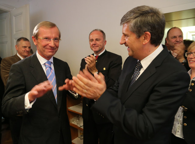 Vizekanzler Michael Spindelegger gratulierte Wilfried Haslauer zum Salzburger Wahlergebnis. | Foto: Franz Neumayr