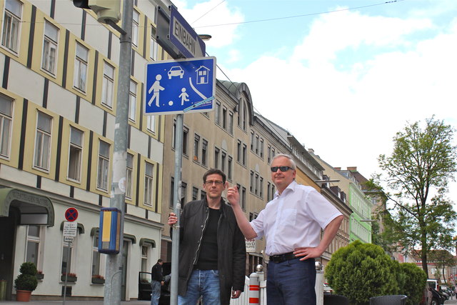 Christian Tesar und Christian Rauch vor dem kleinen Wohnstraßenschild bei der Felberstraße.