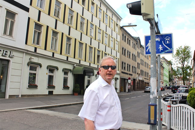 Christian Rauch wünscht sich ein größeres, gut sichtbares Wohnstraßenschild  und Bodenmarkierungen bei der Kreuzung Felberstraße.