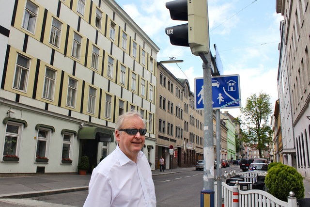Christian Rauch wünscht sich ein größeres, gut sichtbares Wohnstraßenschild  und Bodenmarkierungen bei der Kreuzung Felberstraße.
