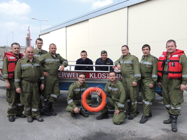 Franz Maier, Karl Plauensteiner, Thomas Leitgöb, Thomas Burger, Gerald Dirnberger, Anton Dirnberger, Franz Edelmaier, Gerald Göschl, Ewald Edelmaier. Im Boot sitzend: Hauptprüfer Markus Volek und Prüfer Martin Winkelbauer | Foto: privat