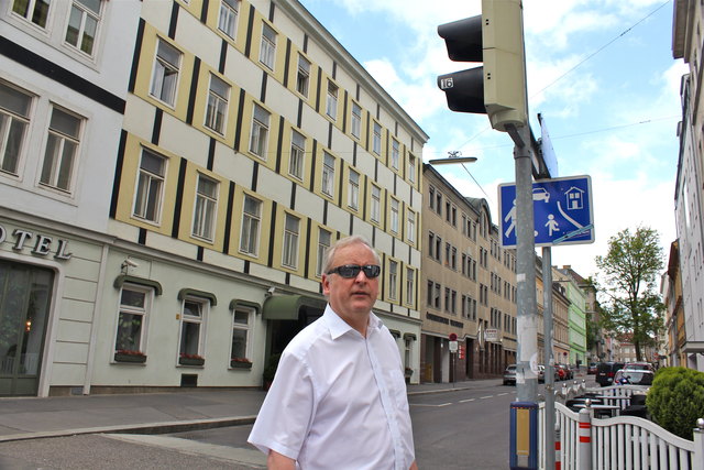 Christian Rauch wünscht sich ein größeres, gut sichtbares Wohnstraßenschild  und Bodenmarkierungen bei der Kreuzung Felberstraße.