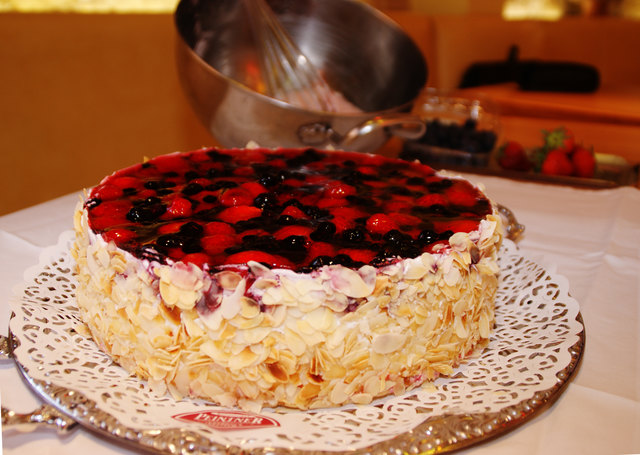 Die Beeren-Jogurt-Torte ist einfach zu backen und eine Gaumenfreude für die Mütter, egal, ob jung oder alt.