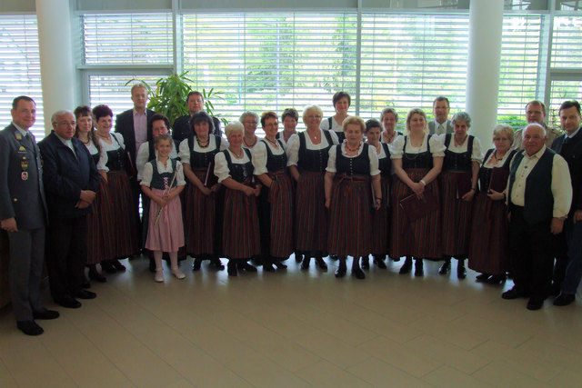 Der Bäuerinnenchor Bernschlag mit Ehrengästen nach dem Konzert im Foyer der Neuro-Rehab-Klinik in Allentsteig.