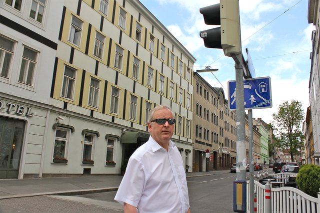 Christian Rauch wünscht sich ein größeres, gut sichtbares Wohnstraßenschild  und Bodenmarkierungen bei der Kreuzung Felberstraße.