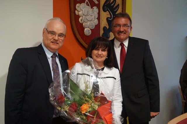Karoline Schippel wurde als neue 1. Vizebürgermeisterin in Sittersdorf angelobt mit Gert-André Klösch und Bgm. Jakob Strauß (re.) | Foto: KK