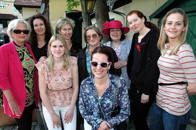 Babette Jungbluth (Boutique Lady Apart), Nicole Wallner (Blumen Nicole), Irene Zahrl (Luftballon.at), (1. Reihe v.l.)