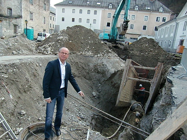 „Der Hochwasserschutz für die Altstadt soll im Oktober fertig sein“, informiert Bgm. Christian Stöckl. | Foto: Stadt Hallein
