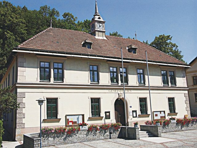 Das Gemeindeamt wurde 1888 an der Stelle des alten Spitals erbaut. | Foto: Kulturrundgang