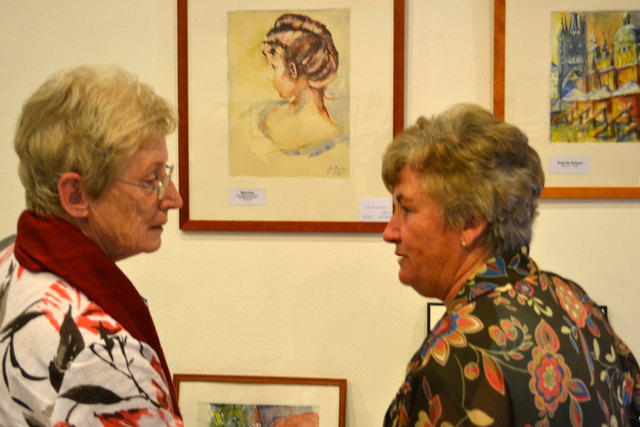 Hobbymalerin Lisl Pavlu (li.) im Gespräch.