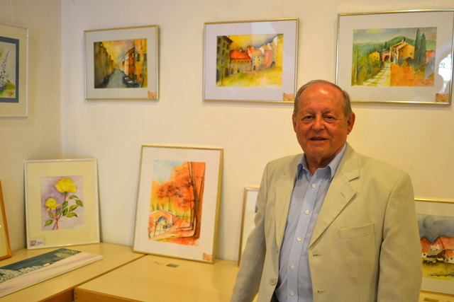 Hobbymaler Karl Ranzenberger vor seinen Bildern.
