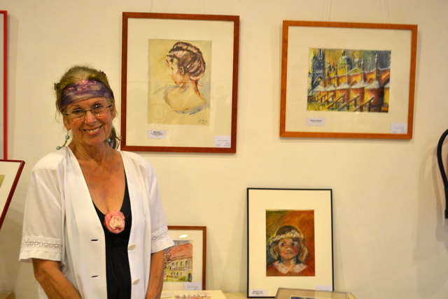 Jana Brady vor ihren Bildern.