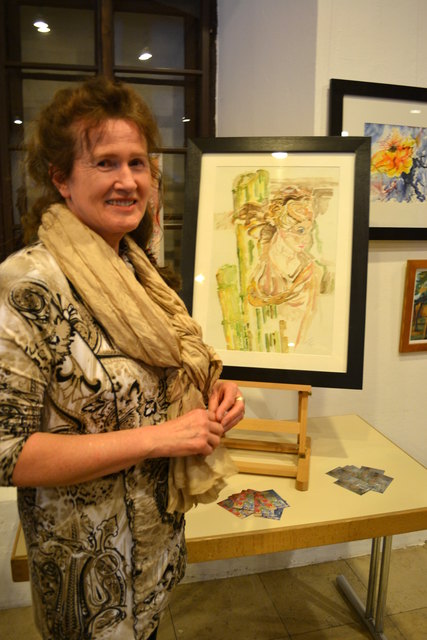 Christa Ziegler ist beim Malkreis dabei. Hier posiert sie vor "ihrer" Griechin.