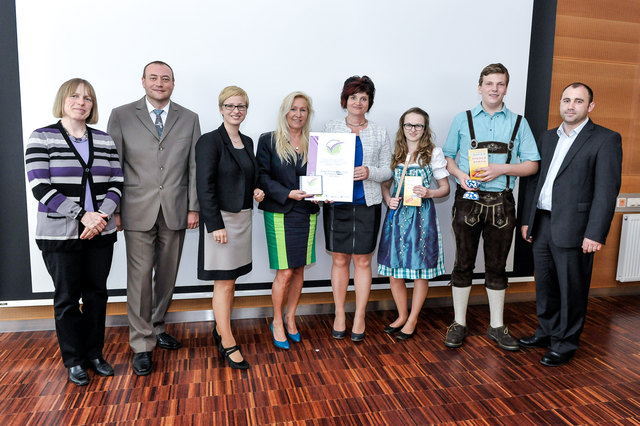 Gertrude Jindrich, Markus Peböck, LR Doris Hummer, vier Vertreterinnen der PTS Perg und Obmann Albert Maringer | Foto: Andreas Wenter