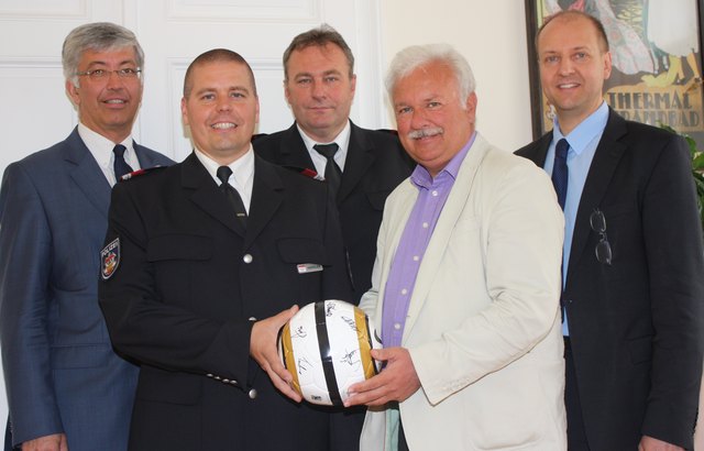 Stadtamtsdirektor Roland Enzersdorfer (links), Polizeistadtkommandant Walter Santin (Mitte), Bürgermeister Kurt Staska (2.v.r.) und Stadtamtsdirektor-Stellvertreter Harald Valenta (rechts) bedankten sich bei Revierinspektor Hubert Handler für sein couragiertes Handeln. | Foto: Kollerics