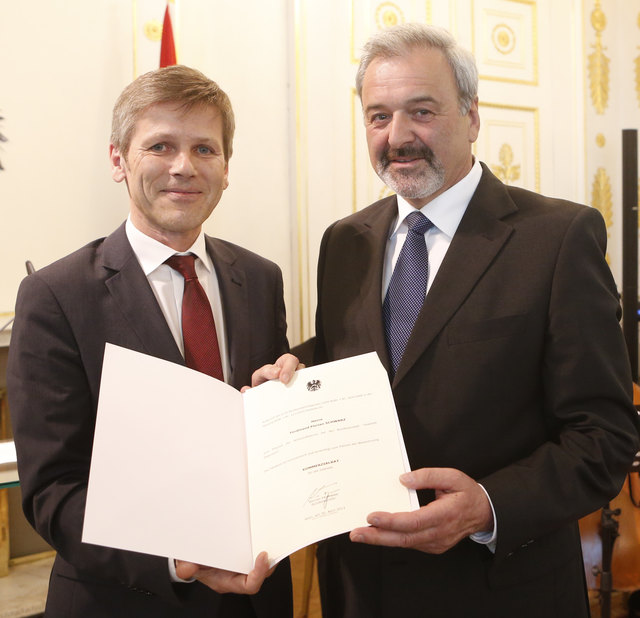 Staatssekretär Dr. Josef Ostermayer gratuliert Ferdinand Schwarz zum Titel Kommerzialrat.