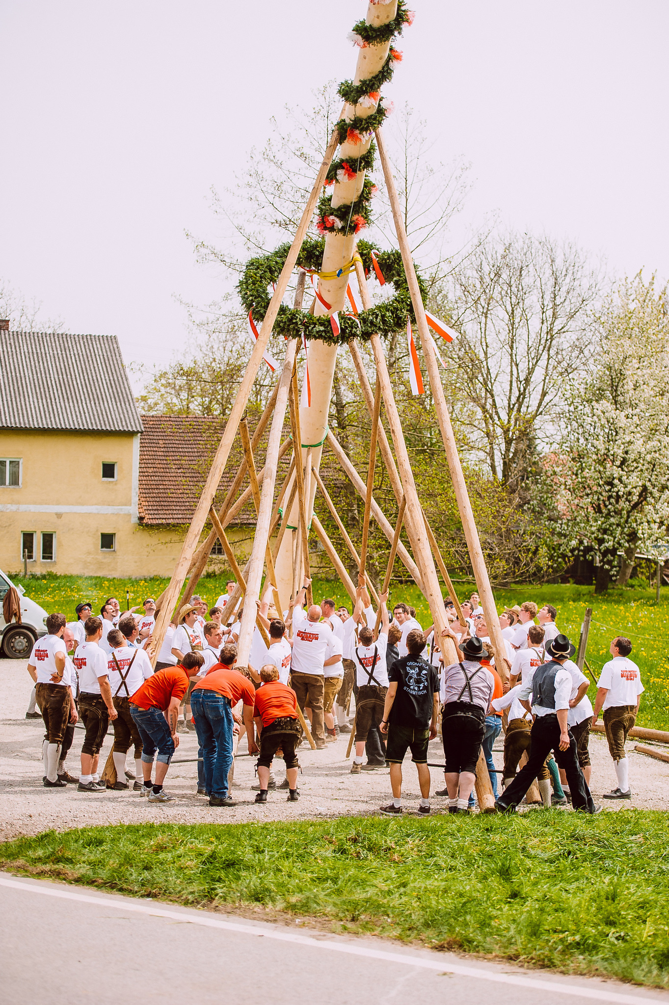 ein-maibaum-als-wahrzeichen-braunau