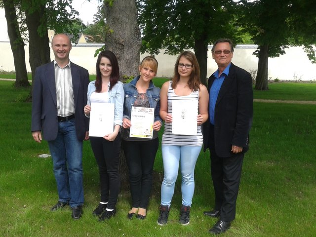 Direktor Reinhard Furtlehner, Vera Redl (3. Platz), Elisabeth Varga (1. Platz), Sarah Fürlinger (2. Platz), Reinhold Freinbichler (Geschäftsführer des Schulvereins der Schwestern vom Guten Hirten) | Foto: Privat