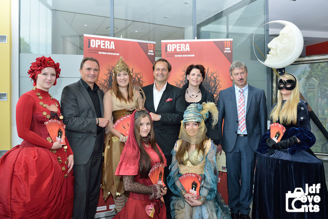 Auf die Opernsaison freuen sich Kulturlandesrat Helmut Bieler (2.v.l.), Intendant Dietmar Kerschbaum (Mitte), Vereinsobmann Hermann Prem und das Ensemble. | Foto: jdf-events.at