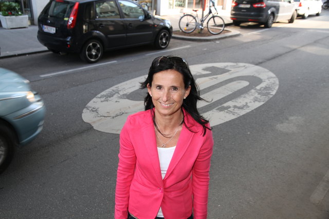 Raserproblem: Sybille Berzobohaty fordert eine strengere Kontrolle der Tempo-30-Zone in der Rabengasse. | Foto: Klinger