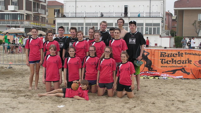 RuckTchouk Traiskirchen Jugend-Mannschaften U14 und U18 am Strand von Rimini