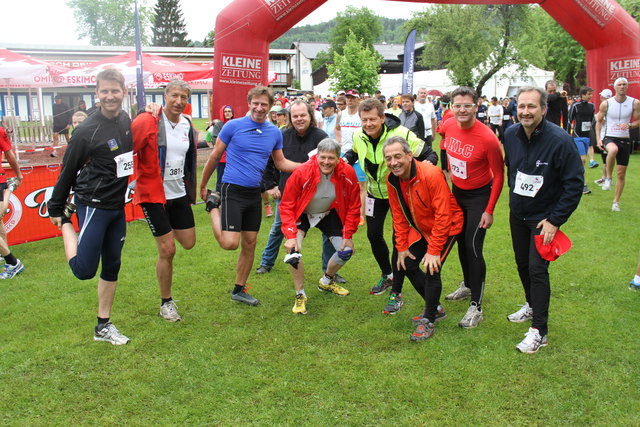 LH Peter Kaiser, LR Wolfgang Waldner, Bgm. Peter Nemetz und LäuferInnen beim Aufwärmen vor dem Start.