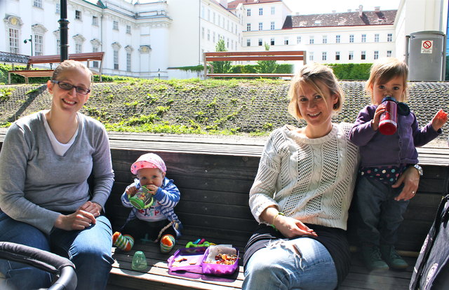 Wichtig für Kleinkinder: Ausreichend Schatten! Den finden Martina (l.) und Stephanie (r.) mit Baby Stella und Mia im Weghuberpark.