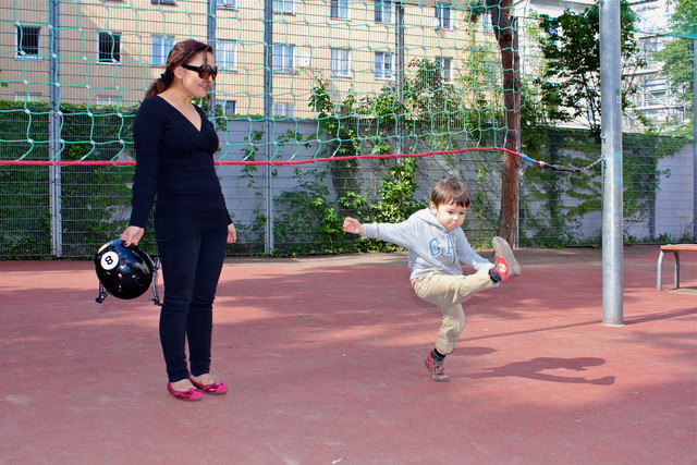 Ideal für kleine und große Kicker: Babysitter Gulsada mit Fußballfan Leopold im Karl Farkas Park