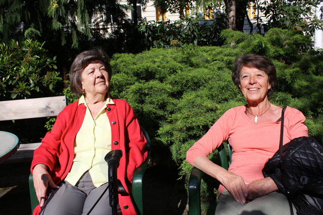 Margaretha und Tochter Friederike genießen die Ruheoase im kleinen Loquaipark