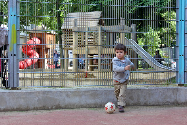 Ideal für große und kleine Kicker wie Leopold: der Karl Farkas Park.